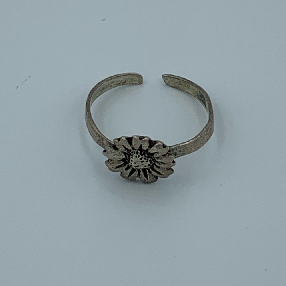 Sterling flower toe ring